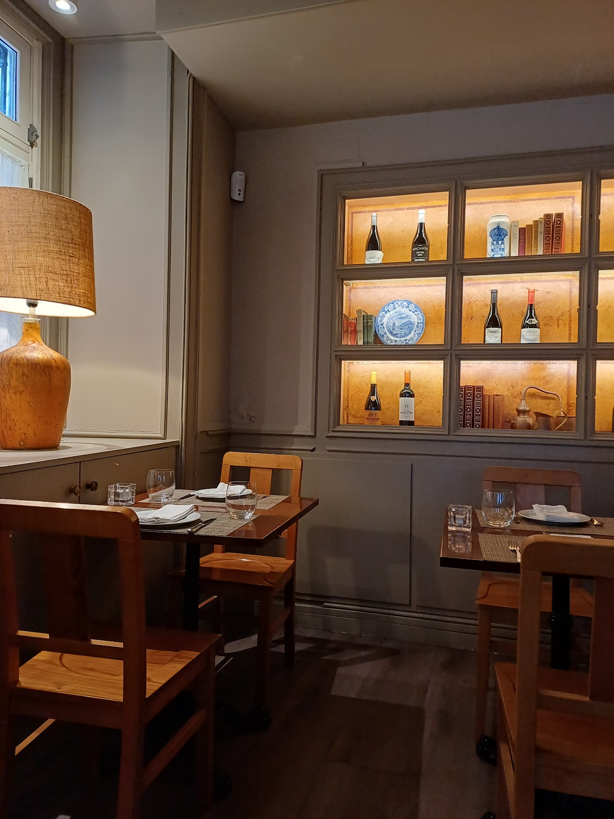 Pizza na Brasa Quinta da Fonte Sala de jantar interior com mesas e cadeiras