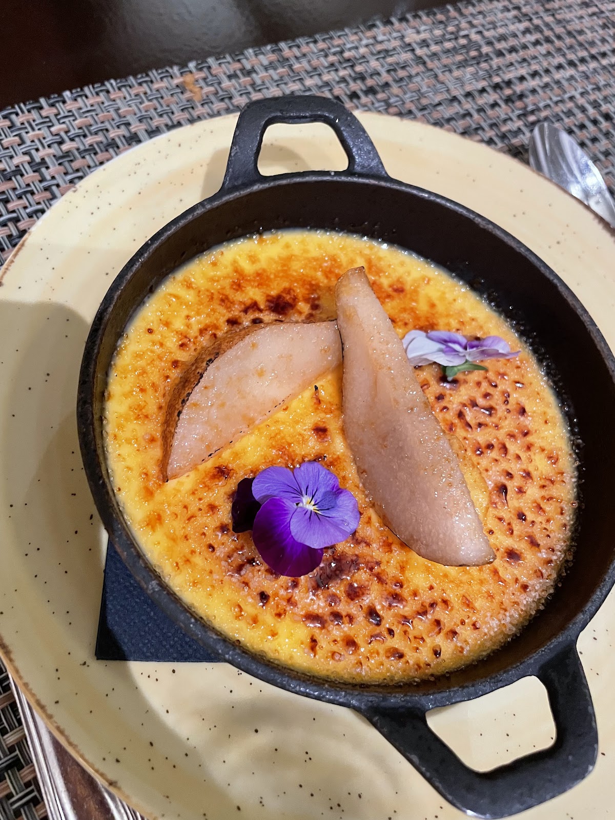 Crème brûlée com pera e flores comestíveis