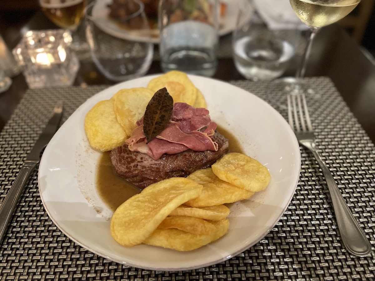 Bife com presunto e batatas fritas