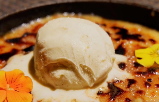 Gelado de baunilha com caramelo queimado