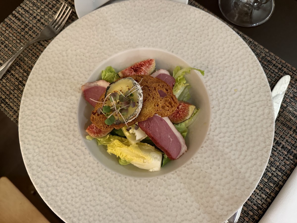 Salada de pato fumado com figos e queijo de cabra